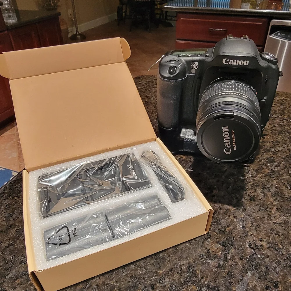Canon EOS 10D & Canon Ultrasonic 28-80mm & Handgrip New Battery Charger